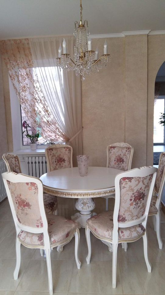 Обеденный стол Бостон 1050. Тон 14. Эмаль белая, патина золото. Гладкая столешница.  Стул Дебора-2. Тон 14. Эмаль белая, патина золото. Ткань заказная.