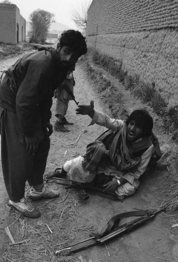 Раненый моджахед взывает о помощи. 
Afghanistan. 1989. David Stewart-Smith/Getty Images