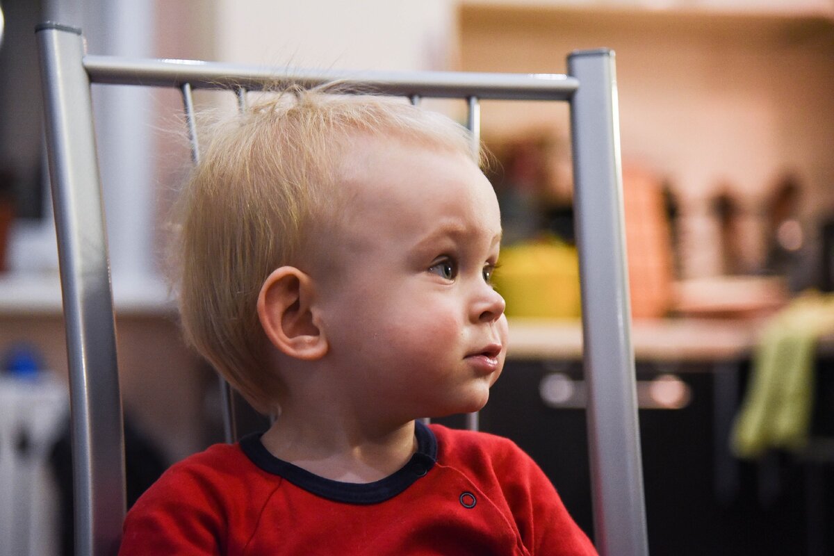 Еще не догадывается, что через каких-то пять минут будет острижен наголо) А ведь мама просто показывала какую-то жужжащую штуку!