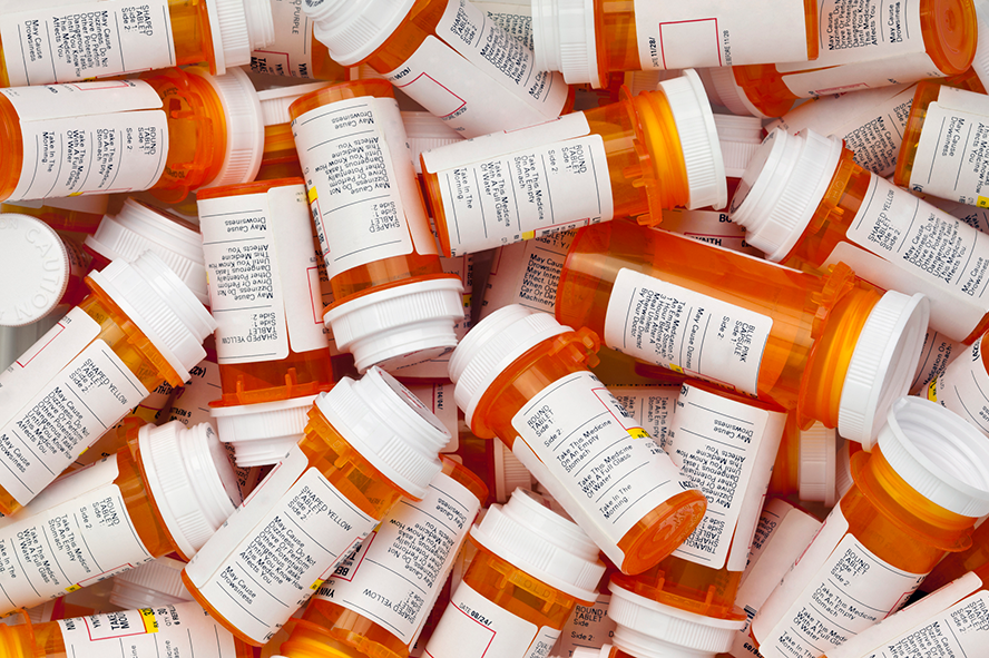 Знакомые всем по кино оранжевые баночки