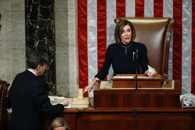 Нэнси Пелоси зачитывает вторую статью импичмента Дональда Трампа. 18 декабря 2019 года, Patrick Semansky / AP / Scanpix / LETA