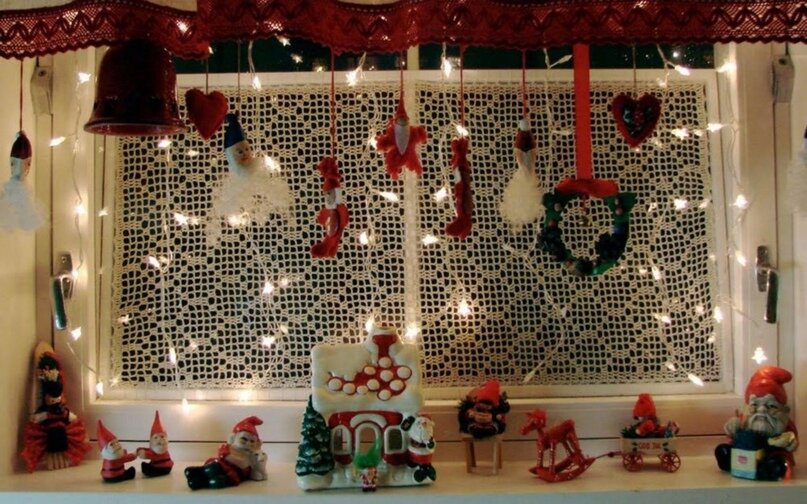 Есть множество вариантов, как украсить дом к Новому году своими руками