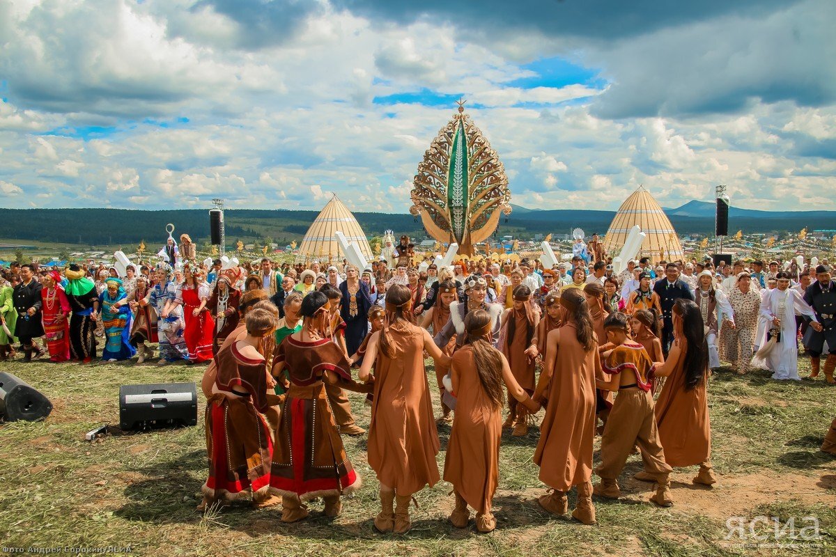  Ысыах - праздник солнца или Якутский Новый Год. Этот праздник очень древний и самый главный в истории народа Саха. Впервые я о нем прочитал, когда готовился к встрече в пост.предстве Якутии в СПБ, на встрече узнал намного больше, она помогла мне написать сегодняшний рассказ.  К Ысыаху как и ко всему древнему люди всегда проявляли интерес. Первые упомянания о нем датируются концом XVII века, их записал Голландский путешественник И. Плес, когда проезжал через Сибирь в Китай. Он описывал Ысыах как большое торжество, на котором все веселятся, пьют и едят. Ведь как иначе, когда наступило лето. Лето в этих суровых краях - настоящий праздник, потому что жизнь этого народа связанна с природой. Якутия богата своими сокровищами, но там очень холодно и людям тяжело добывать себе пропитание. С наступлением лета оттаивали реки, оживала земля, природа просыпалась. Именно поэтому на Ысыах делались большие жертвоприношения Ар тойону ( Верховному Божеству), можно сравнить с Тенгри ( Тюркская версия). 
Праздник делился на три части: сначала Ысыах праздновался в кругу семьи, потом он праздновался большим торжеством, сходился  весь народ и третья часть Ысыах устраивали богачи Улуса. Во время празднования большого Ысыаха приглашали Белого Шамана, чтобы тот принёс в жертву дары людей и благословил людей и урожай. На праздники устраивались традиционные игры и веселья: скачки на лошадях; борьба; танцы. 
Сейчас праздник отмечается 22.06. Раньше было принято начинать отмечать с мая, так как считалось, что лето наступает именно тогда. Великое празднество сейчас можно увидеть не только в Якутии. Ысыах отмечается в Санкт-Петербурге и Москве при поддержке Постоянного Представительства Республики при президенте РФ. 