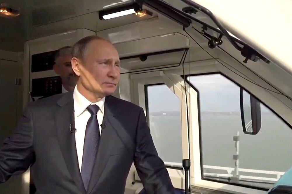 Президент РФ Путин В. В. в первом поезде на Крымском мосту.