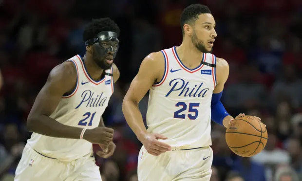 Бен Симмонс из Филадельфии (25 лет) и центральный Джоэл Эмбиид (21 год) могли бы составить команду из 11 человек. Фотография: Билл Штрайхер / USA Today Sports