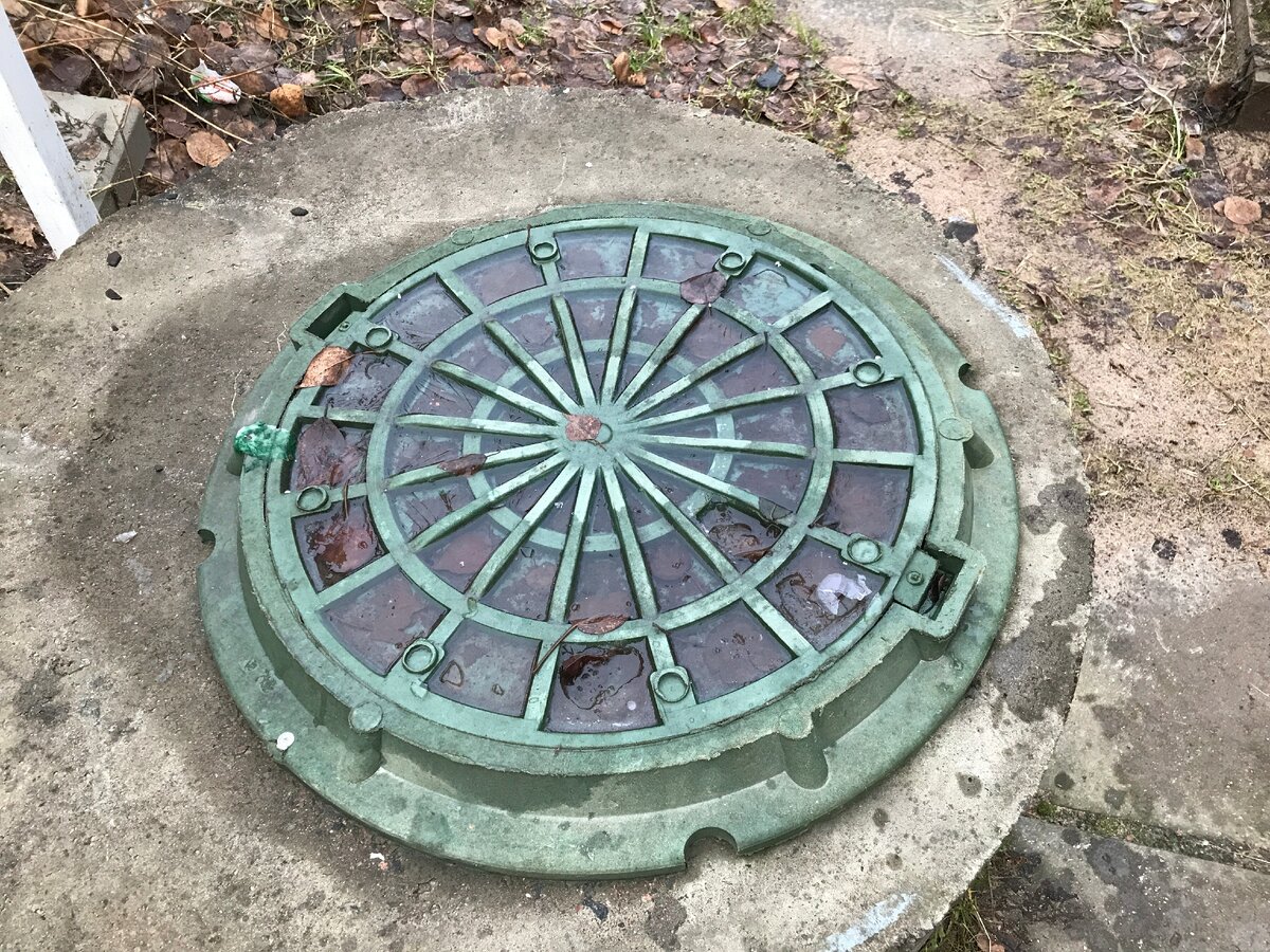 Источник: авторское фото, колодец бытовой канализации