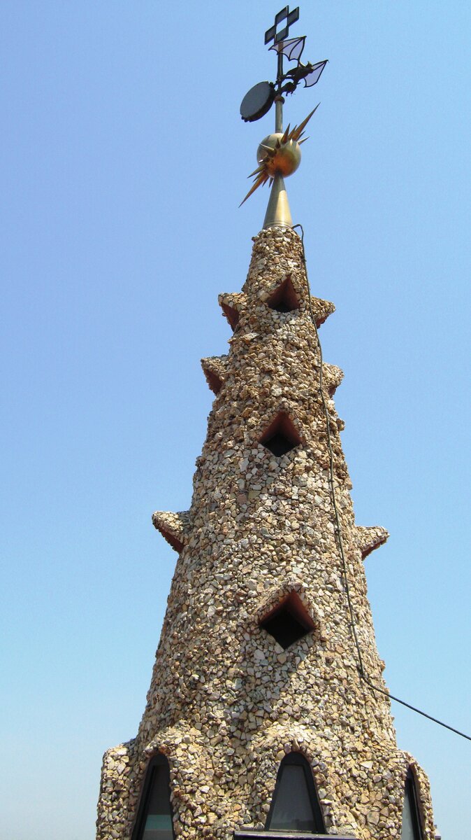 Флюгер на крыше городской резиденции Гуэль. Архитектор Гауди
