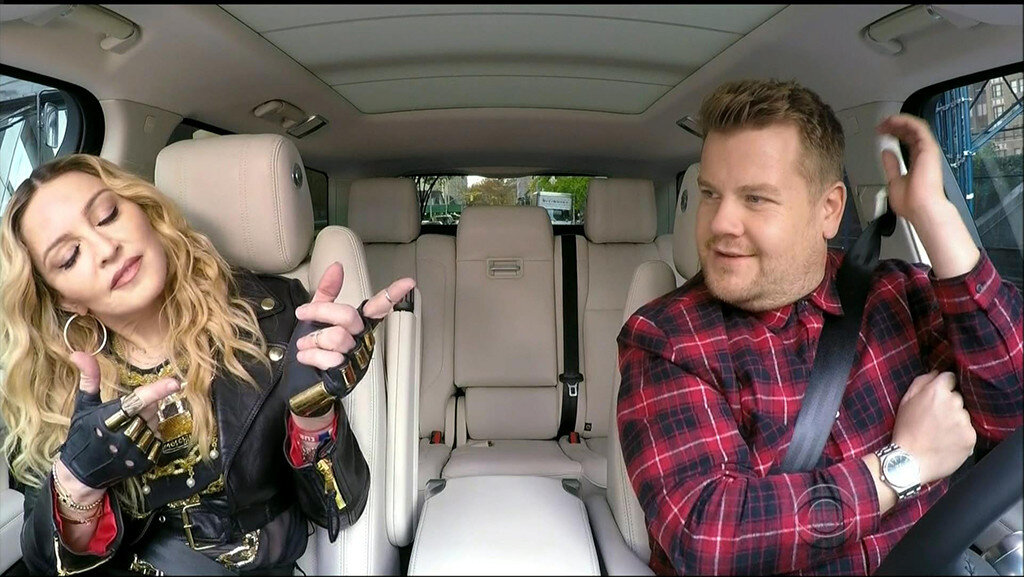 Караоке мадонна. Carpool Karaoke Мадонна. Машина в Carpool Karaoke. Карпул караоке девушки.