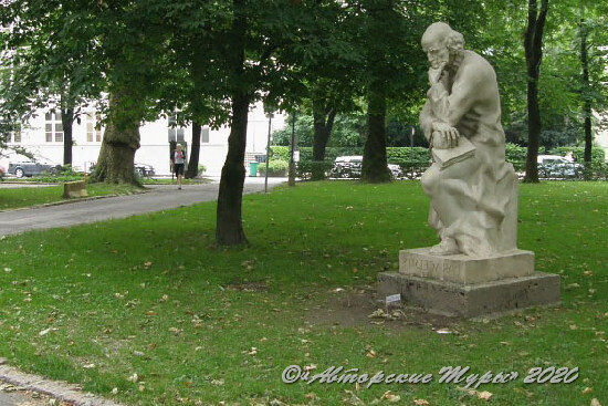 Памятник Парацельсу.
