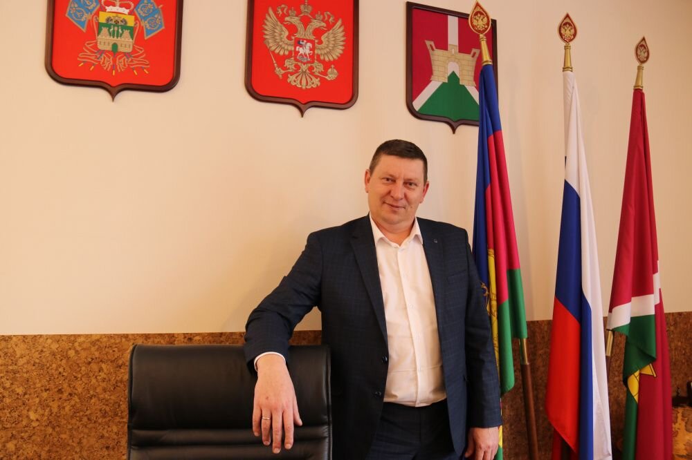 Когда к власти приходит новое первое лицо, всегда интересно: что это за человек , чем он «дышит», какими принципами руководствуется, какие планы строит, по каким критериям подбирает себе команду. Все интересно. Вплоть до того, пьет ли он водку, помогает ли жене по дому и как выражает эмоции. Новый исполняющий обязанности главы Усть-Лабинского района Сергей Запорожский хорошо известен в Кирпильском сельском поселении, где последние 3,5 года благополучно главенствовал над всея станицей. И вот – новый уровень, новая ступень… Давайте знакомиться?! 