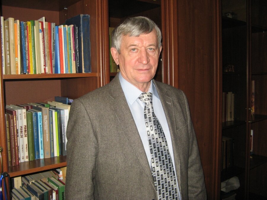 Доктор физико-математических наук, профессор  кафедр  «Вычислительная механика» и «Физика наноразмерных систем» ЮУрГУ Александр Павлович Яловец.