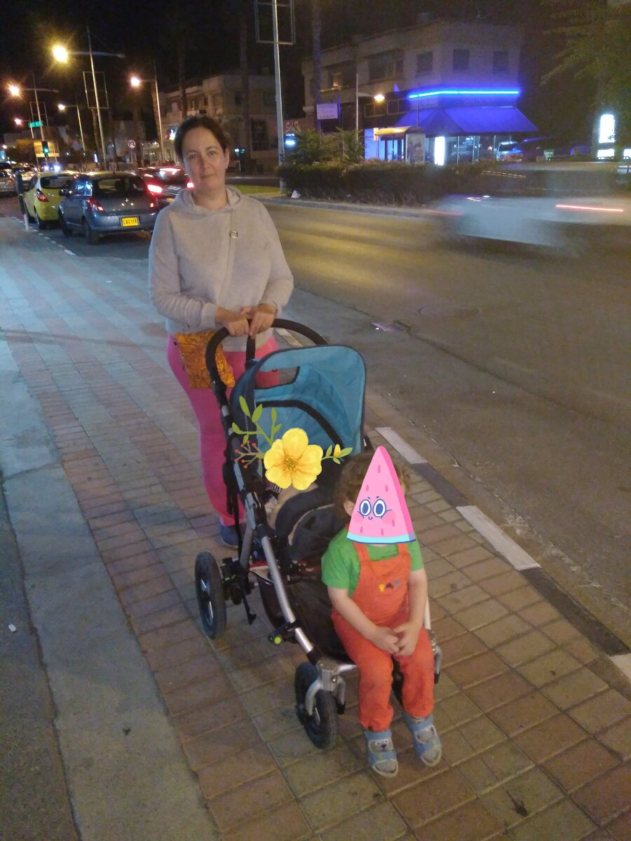 У коляски Bumbleride спереди есть  удобный выступ, на котором может сидеть второй ребёнок
