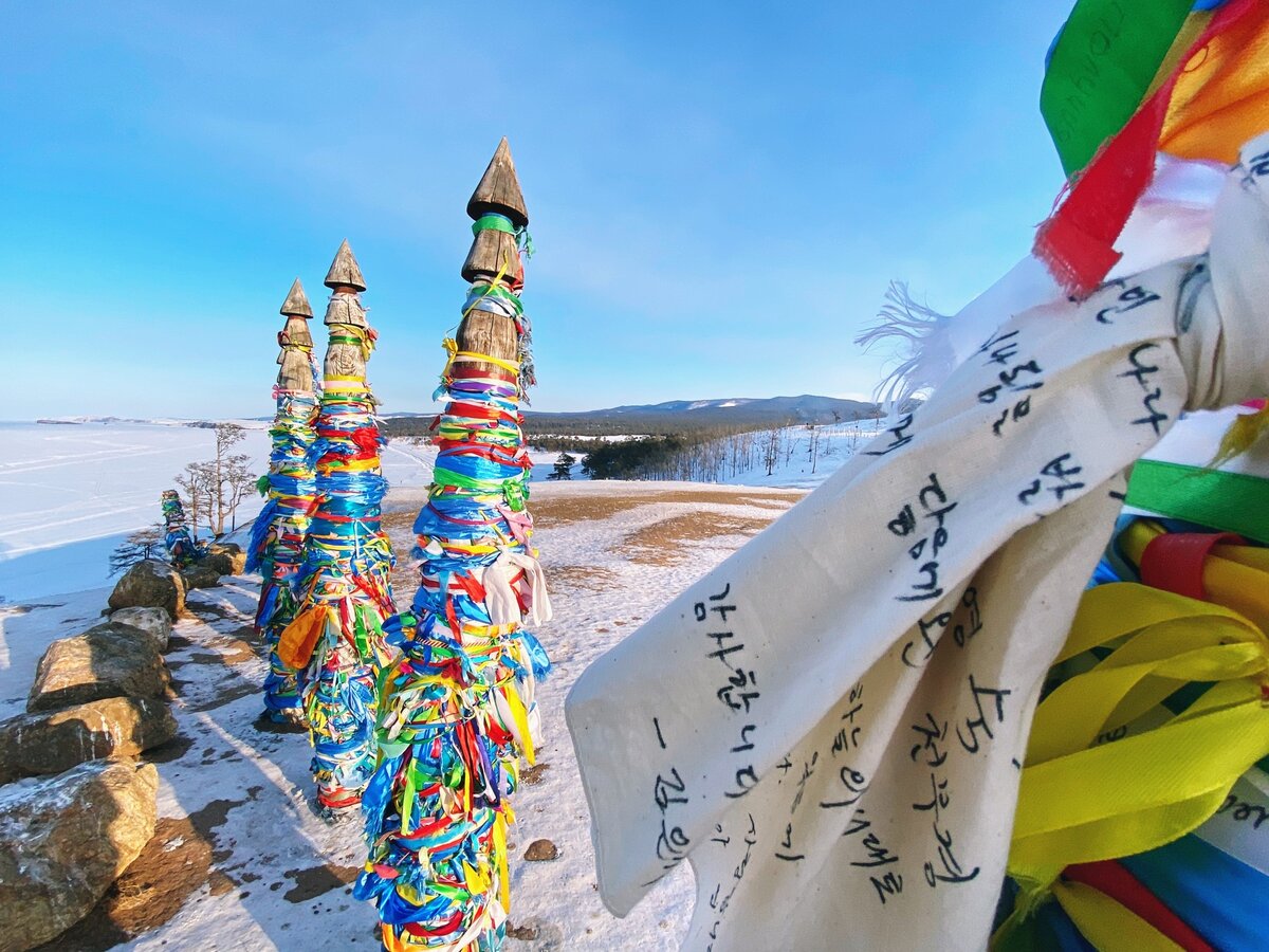 Байкал дерево с ленточками