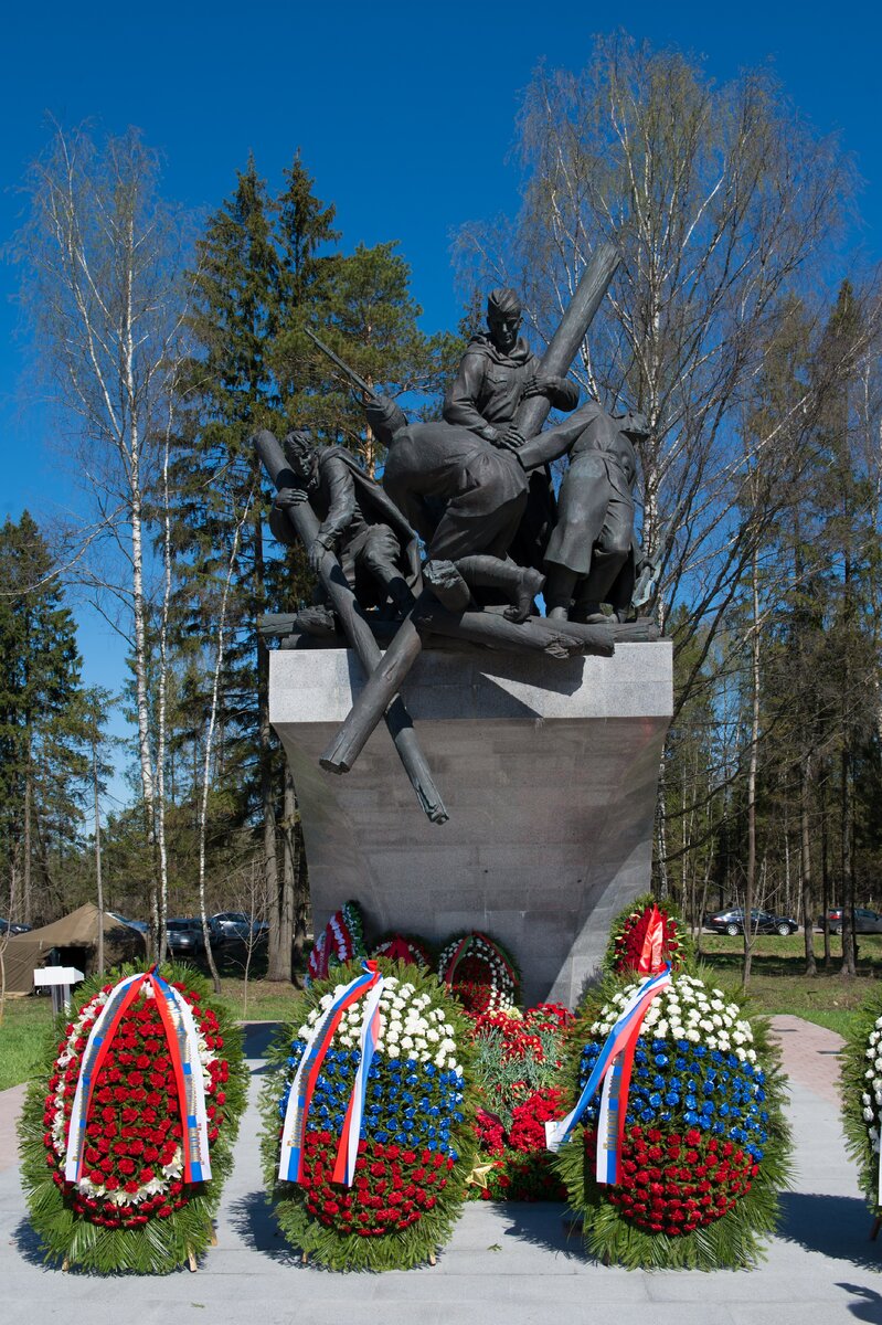 Памятник воинам-дорожникам