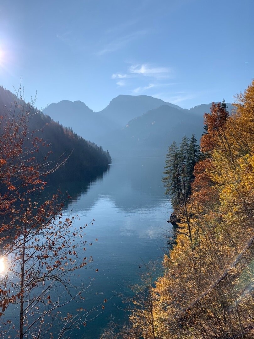 🌴Знакомимся с Абхазией. 
 
Абхазия — очень интересная самобытная страна. Богатая история и уникальная культура, прекрасные кавказские горы и прозрачные озера, западающие в душу, яркое солнце и пьянящие чистый воздух гор, сочные фрукты и овощи, вкусное вино и знаменитое абхазское гостеприимство... 
 
🌴Зачем ехать 
Абхазия — это, прежде всего, пляжный и экскурсионный отдых. Вдоль береговой линии есть немало мест, где можно с комфортом поплавать и позагорать, а рядом с пляжем всегда найдется уютное кафе с отличным вином и местной кухней. 
 
🌴Чем заняться 
Природа Абхазии может стать основной целью поездки в эту страну. Ее красивейшие горы со снежными вершинами и склонами, поросшими лесами, чистые как слеза озера, хрустальные водопады и стремительные реки остаются в сердце навсегда. Стоит уделить внимание и достопримечательностям Абхазии, среди которых есть поистине уникальные. По всей стране рассыпаны памятники древности, пещерные монастыри, религиозные сооружения, средневековые крепости.

🌴☀Друзья! Именно в мае в Абхазии вы можете увидеть цветущие мандарины, апельсины, лимоны и магнолии. Неповторимые ароматы цветов, ласковое солнце, море.....вы почувствуете себя абсолютно счастливым человеком😁 
а эфирные масла, которыми насыщен воздух, подарят организму массу здоровья!!!👍🏻
