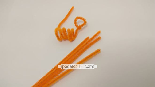 
3. Еще одну палочку поделите на 4 сегмента, согните каждый из них пополам (уголком). Это будут заготовки для четырех лап и для ушей.