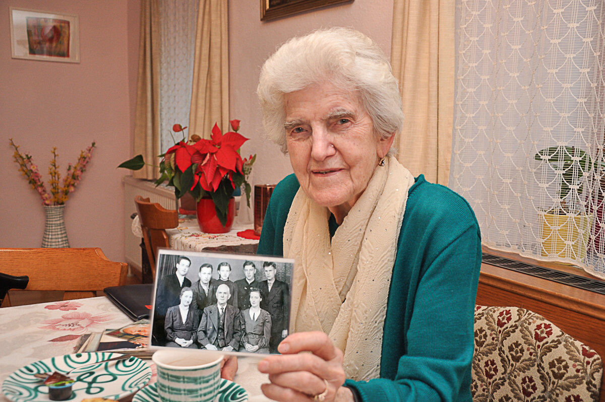 Анна Хакль показывает самое дорогое для нее семейное фото, сделанное с Михаилом и Николаем весной 1945 года, сразу после освобождения Швертберга
