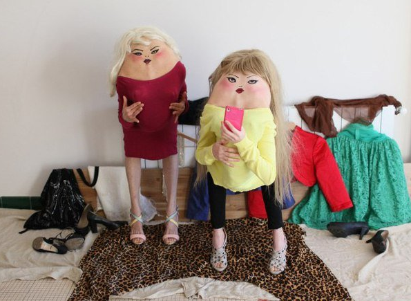 Рожицы нарисованы на спине человека (фото из открытых источников)