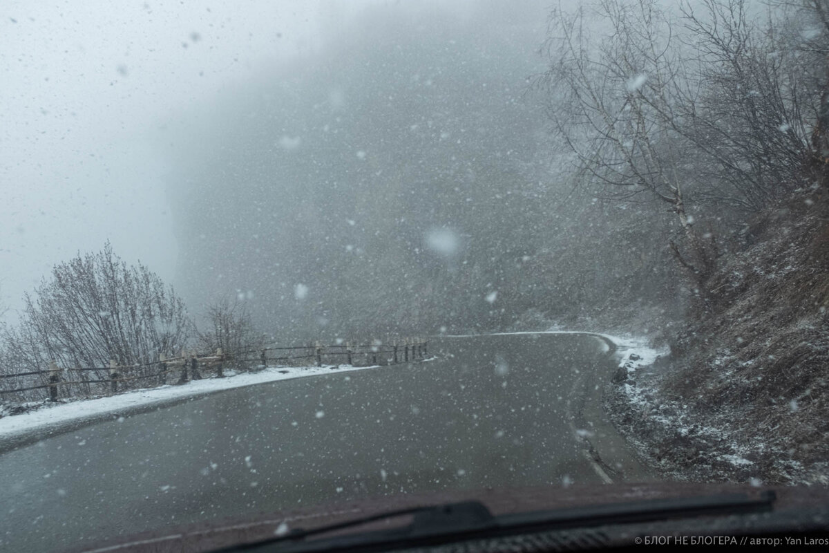 Попал под снегопад при прохождении горного перевала, но машина справилась. Покоряю Грузию на авто (день 2)