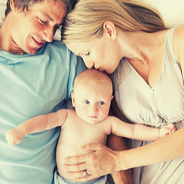 взрослый рассказывает ребенку сказку фото. отец и сын играют на африканских инструментах. будущие родители. няня щекочет ребенка. день отца в негритянских кварталах.