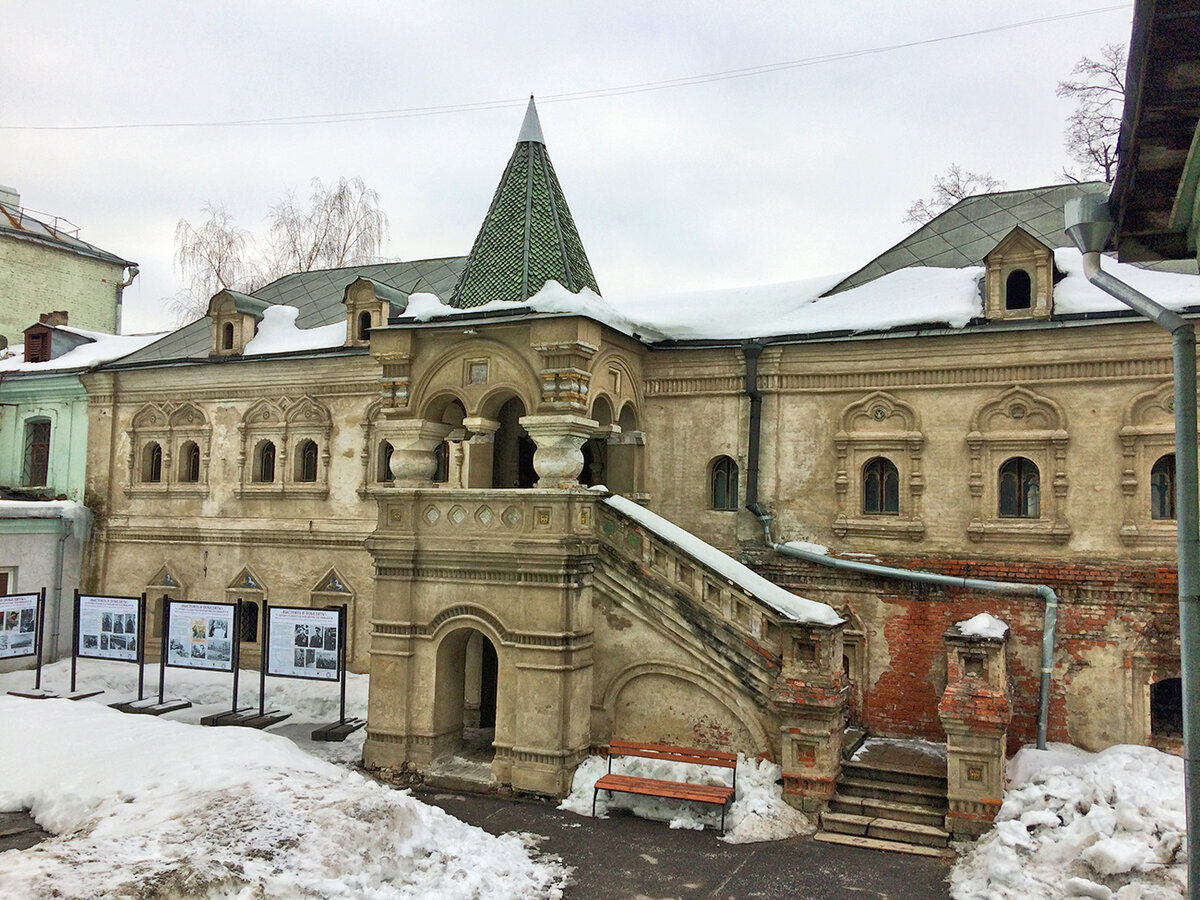 самое старое здание в москве сохранившиеся до наших дней