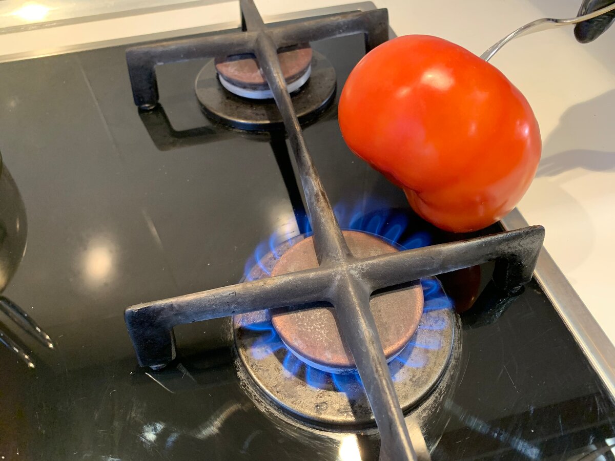 Фото сделано автором (поднесла к огню)