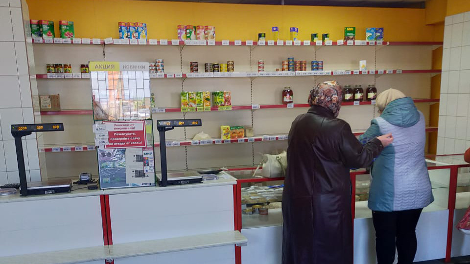 Тот же магазин, отдел с крупами.