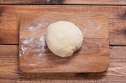 ШАГ 2:
Готовое тесто несколько раз обмять, на припылённой мукой поверхности раскатать в тонкий плат.