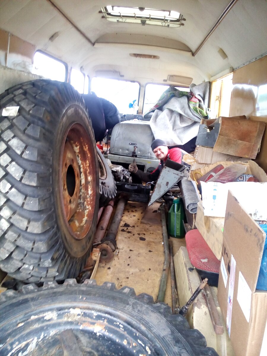 Бардак, коробка на полу, Наиль доволен - коробка алюминиевая, для грузовой вообще невесомая)))