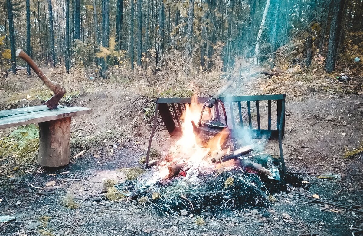 Уха и чай на костре — неотъемлемый ритуал любой рыбалки. Фото автора.