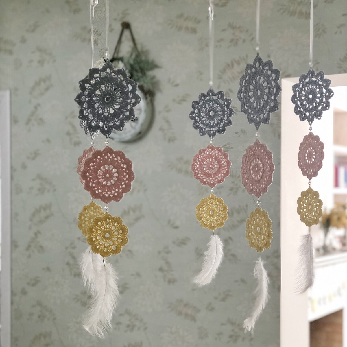 Красивый вязаный декор