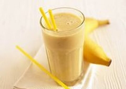Польза бананов По сути это даже не фрукт, а трава. От этого они не становятся менее лакомыми. Итак, в чем же преимущества желтого плода:
•	помогают преодолеть депрессию из-за высокого содержания триптофана, который преобразуется в гормон счастья (серотонин);
•	перед тренировкой бананы дадут вам энергию и поддержат уровень сахара в крови;
•	защищает от мышечных судорог во время тренировок (отлично подходят для перекусов перед тренировкой и после нее);
•	противостоят потере кальция;
•	действуют как пребиотик (стимулируют рост полезной микрофлоры в кишечнике)
РЕЦЕПТ
А еще он содержит огромную дозу калия. Я могла бы продолжать и дальше. Но думаю вы поняли намек включать в свой рацион полезный тропический фрукт.
1.	Берите только спелые бананы. Зеленые плоды содержат много крахмала и имеют вяжущий вкус.
2.	Какое выбрать молоко? Это на ваше усмотрение. Если вы следите за калориями, то выбирайте жирностью 2,5% и ниже. А можно попробовать приготовить с кокосовым молоком. Весь процесс займет не больше 1-2 минут.
3.	Если вы любите сладенькое, то сначала попробуйте коктейль на вкус. А потом добавьте ложечку сладости. Это может быть тростниковый сахар, натуральный мед или стевия.
4.	Коктейль пейте сразу же. Если он постоит, то начинает темнеть и окисляться. Изменяется консистенция и сам вкус напитка.
5.	Для большей питательности рекомендую добавить 1 чайную ложку какао-порошка. Напиток получается с шоколадным вкусом.
