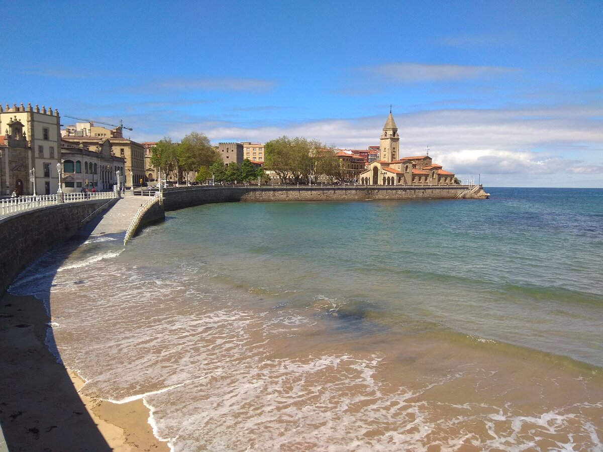 Пляж Сан Лоренцо в г. Хихон (прилив)