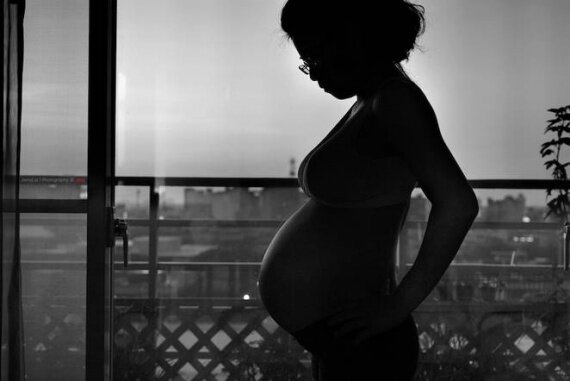 Исследование связывает воздействие повышенного загрязнения воздуха во время беременности с низким весом ребенка при рождении.