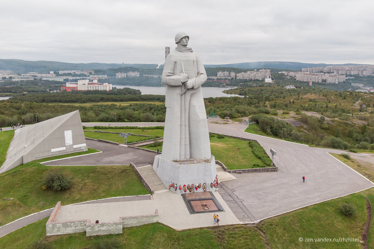 Высота в мурманске. Мемориальный комплекс защитникам Заполярья Мурманск. Памятник защитникам советского Заполярья (алёша). Мемориал Алеша в Мурманске. Памятник защитникам советского Заполярья в Мурманске.