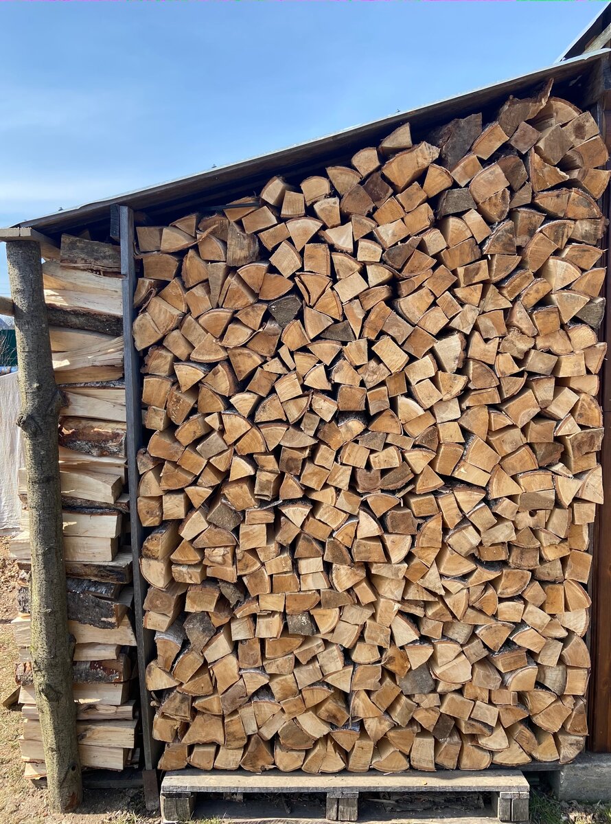 Поленница под стационарной крышей