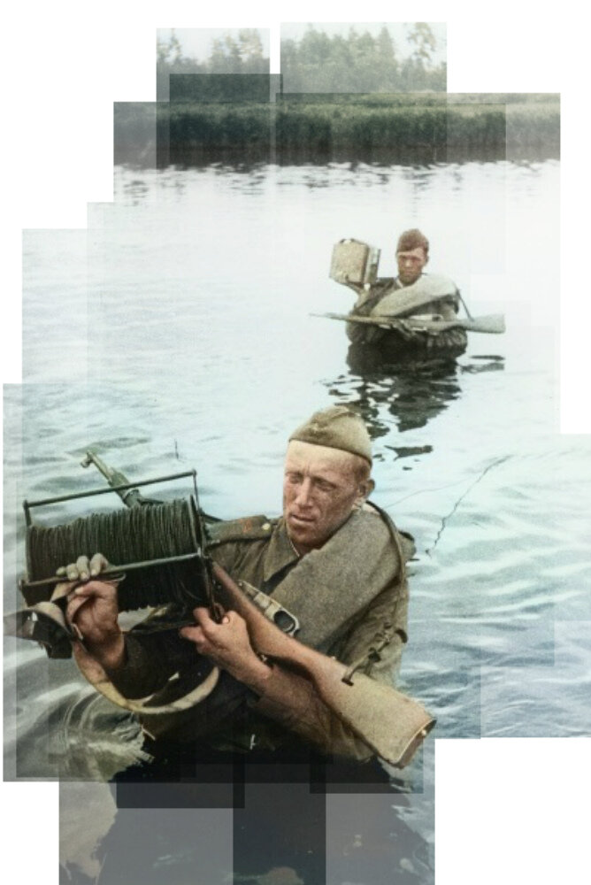Связисты ведут линию связи через реку. 1943 г. Автор: Сергей Баранов. Фотография использована в качестве иллюстрации.