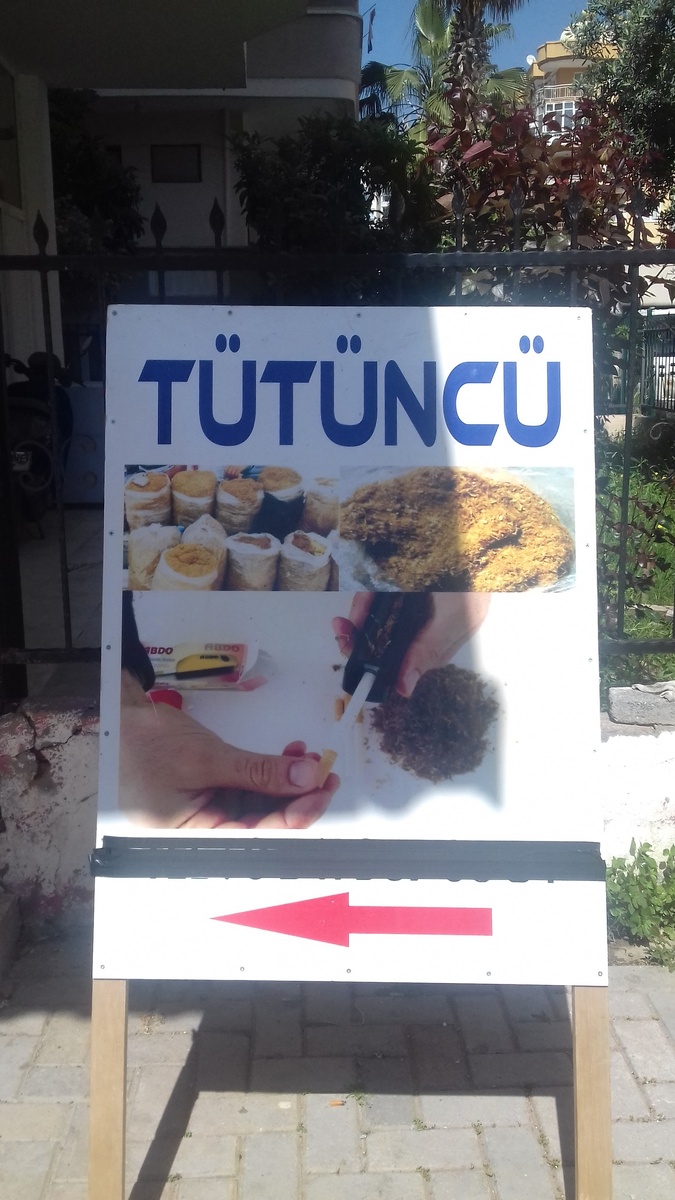 Вывеска перед табачным магазинчиком