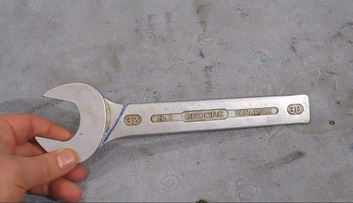 Всех приветствую на своем канале - AVTO CLASS! Сегодня мы соберем своими руками очень интересный ключ - универсальный ключ. Вся универсальность заключается в том, что у этого ключа есть диапазон в размере гаек и болтов, которых он может закручивать и откручивать, а это большой плюс. Получается что один ключ заменит несколько ключей и не придется при каких либо работах носить с собой охапку ключей. Чтобы сделать универсальный ключ, нам понадобится рожковый ключ 30/32, за работу друзья!