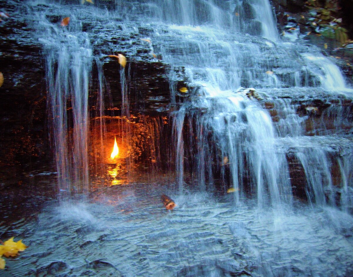 Такое чувство, что внутри водопада кто-то зажег костер...
