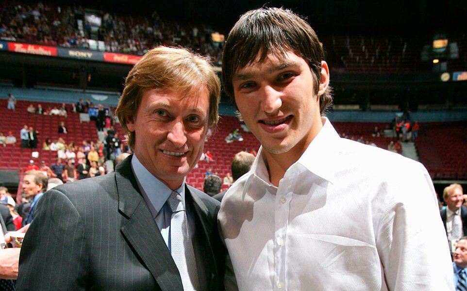 Уэйн Гретцки и Александр Овечкин на драфте НХЛ в 2004 году. Фото: nhl.com