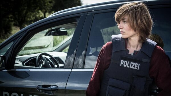 Камилль Делоне - эмоциональная, израненная своим прошлым, но очень талантливая напарница Ньеманса. Фото: tmdb.org