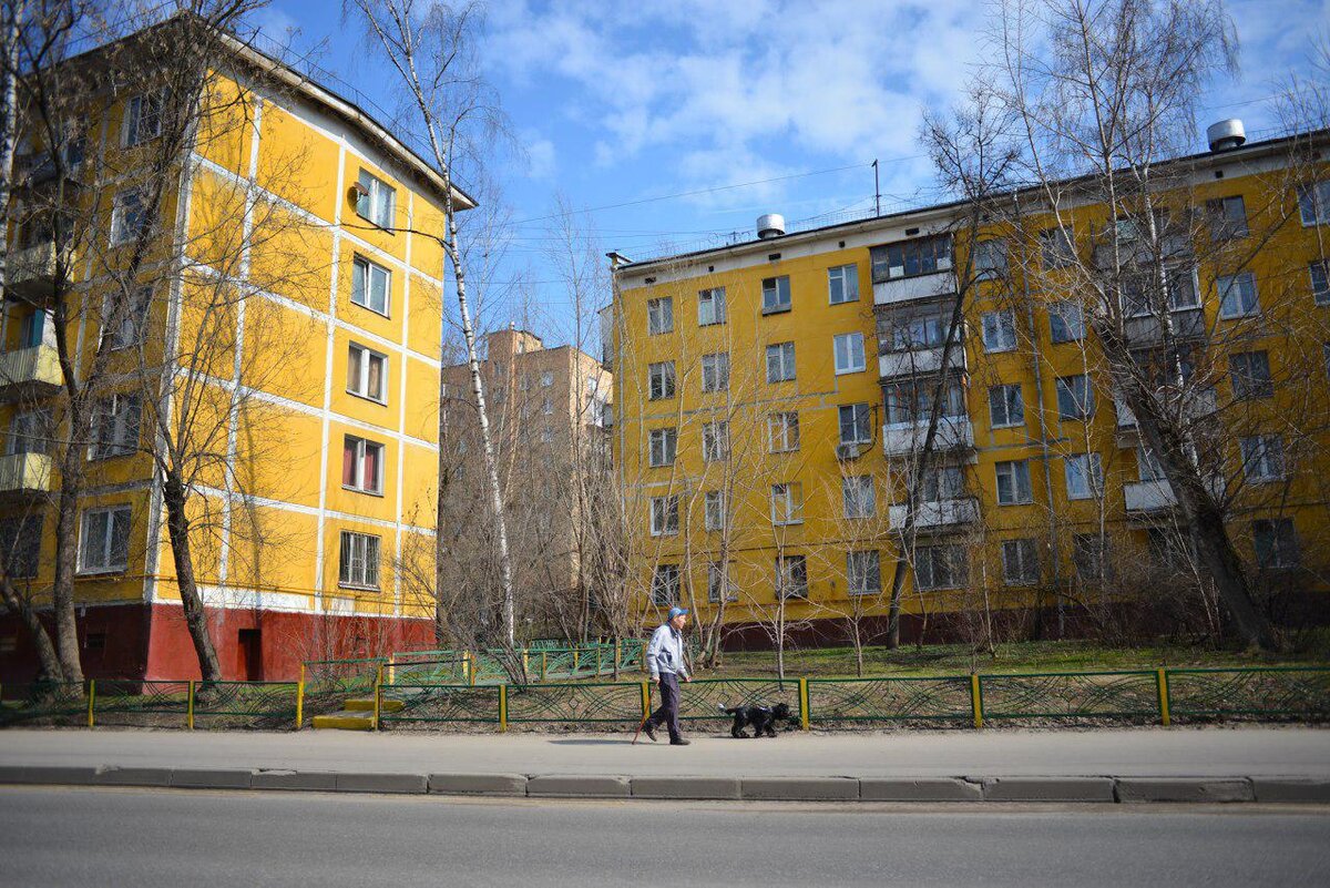 Пятиэтажный дом москва. Хрущевки. Пятиэтажка. Желтая пятиэтажка. Пятиэтажки в Москве.