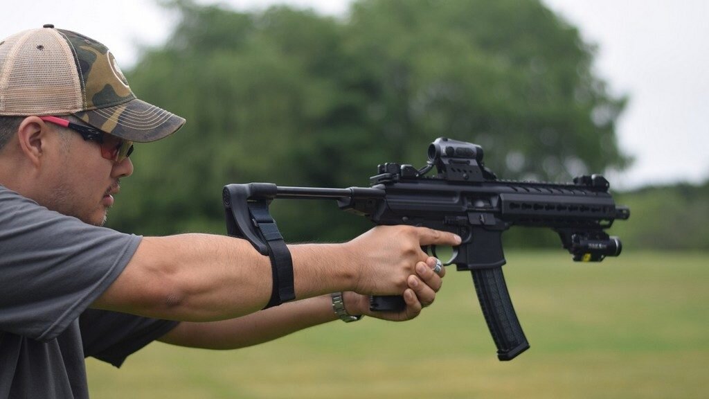 Пример корректного варианта использования стабилизатора (фиксатора) предплечья. Фото: www.thefirearmblog.com