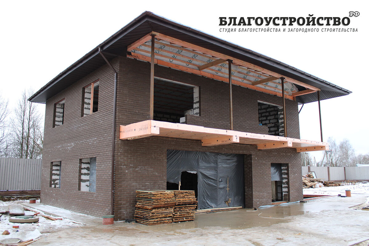 коробка загородного дома с гаражом