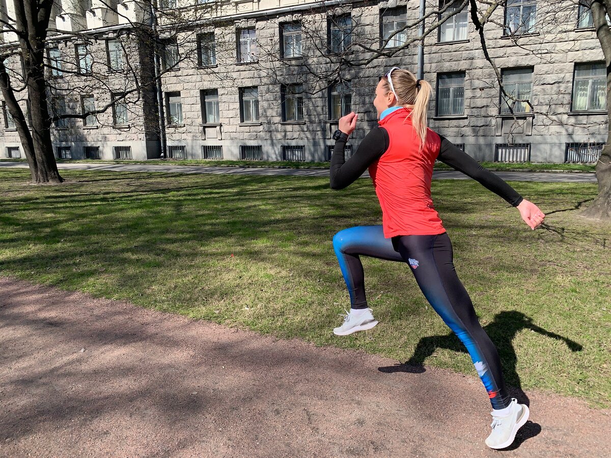На фото: упражнение многоскоки или "олений бег", фаза максимальной нагрузки на ахилл.