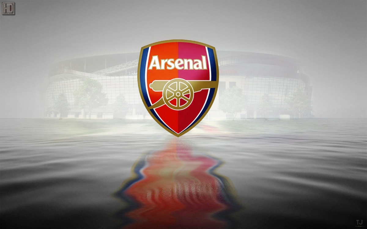 В 2004 году "Arsenal" выиграл ЗОЛОТОЙ кубок Английской Премьер Лиги(АПЛ) не проиграв ни одной игры.  Уникальное достижение клуба из Лондона, которое никто не может повторить.