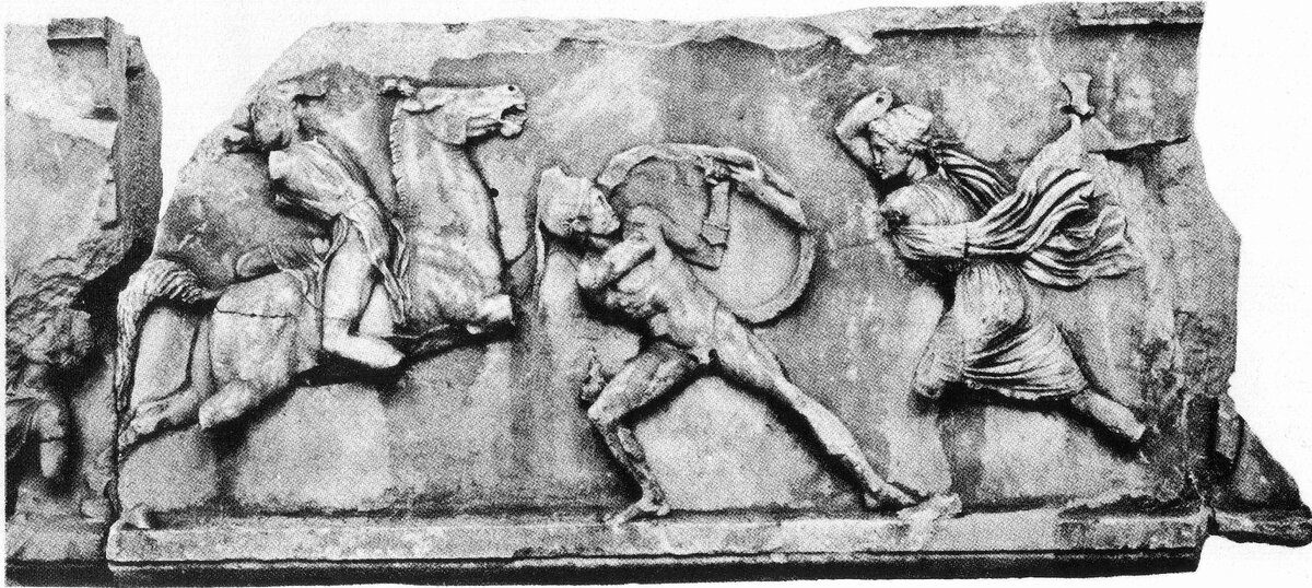 Барельеф, изображающий амазонок в битве
