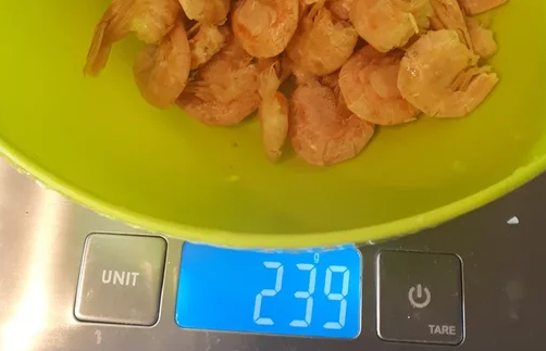 сейчас 139 г креветок - "хвостики" в панцире, без голов 