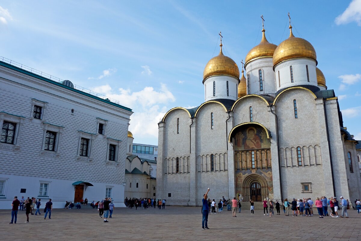 Купола Успенского собора в Москве